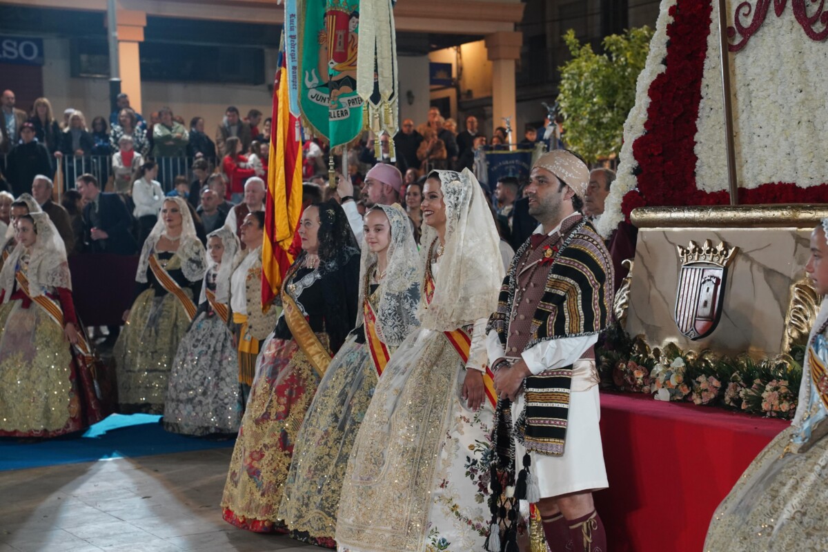 Sagredo, las Falleras Mayores de Paterna 2024 y la Presidenta de la JLF en la clausura de la ofrenda a la Virgen de los Desamparados